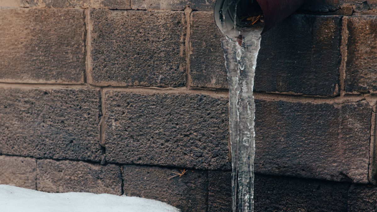 Frozen pipes in Warsaw — prevention and what to do